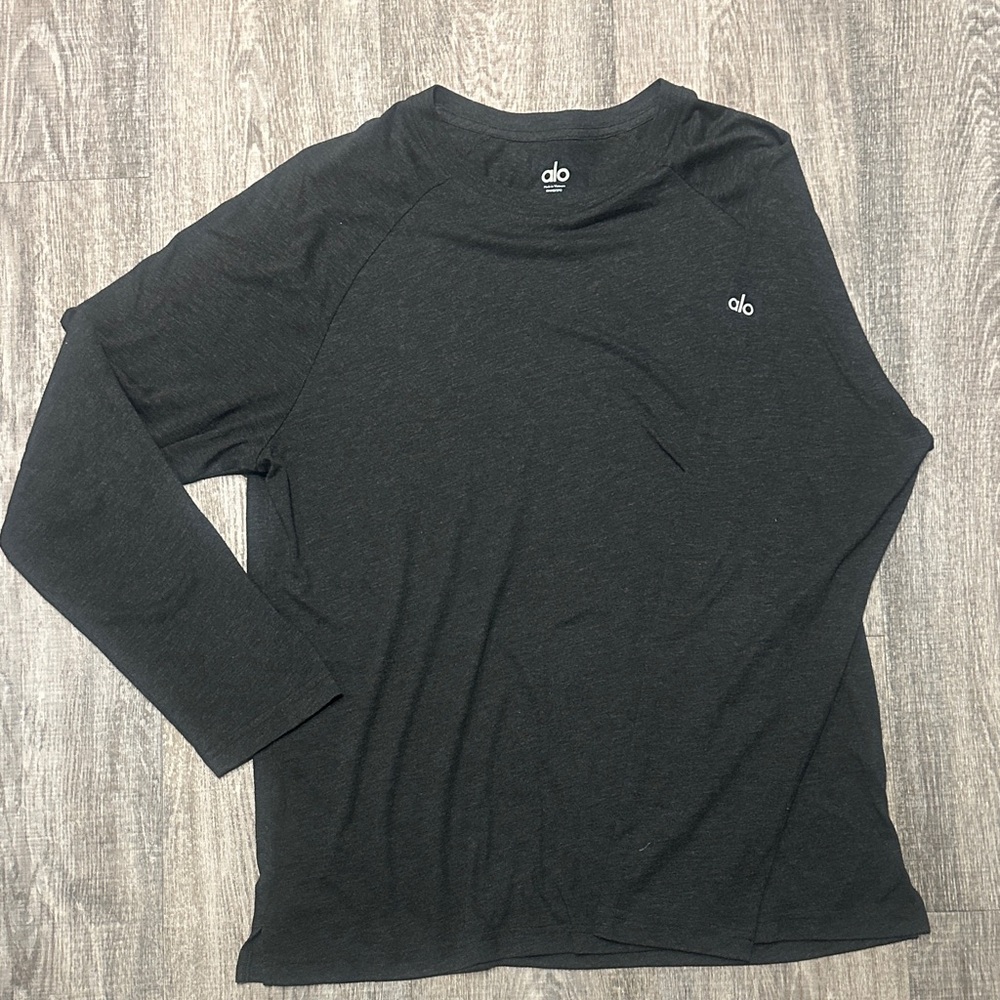 ALO Yoga Men’s Charcoal Long Sleeve Tee